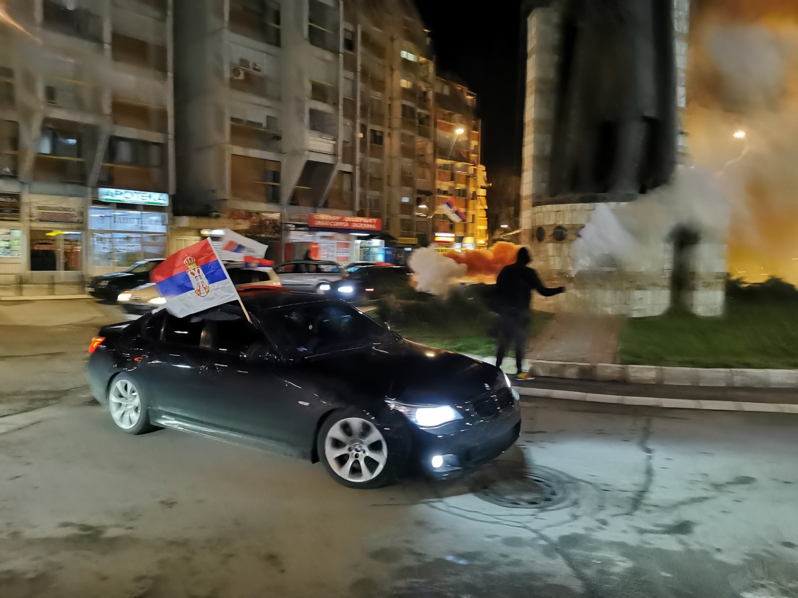 Građani Kosovske Mitrovice i Zvečana proslavljaju pobedu Vučića i SNS na izborima